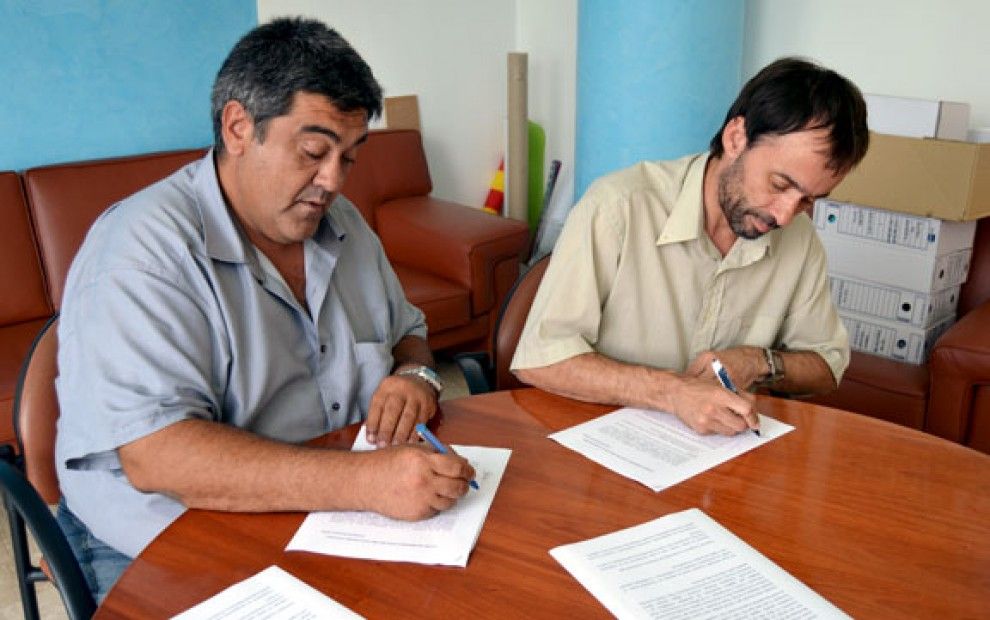 El moment de la signatura del pacte entre el PSC i ERC a Sant Jaume d'Enveja.
