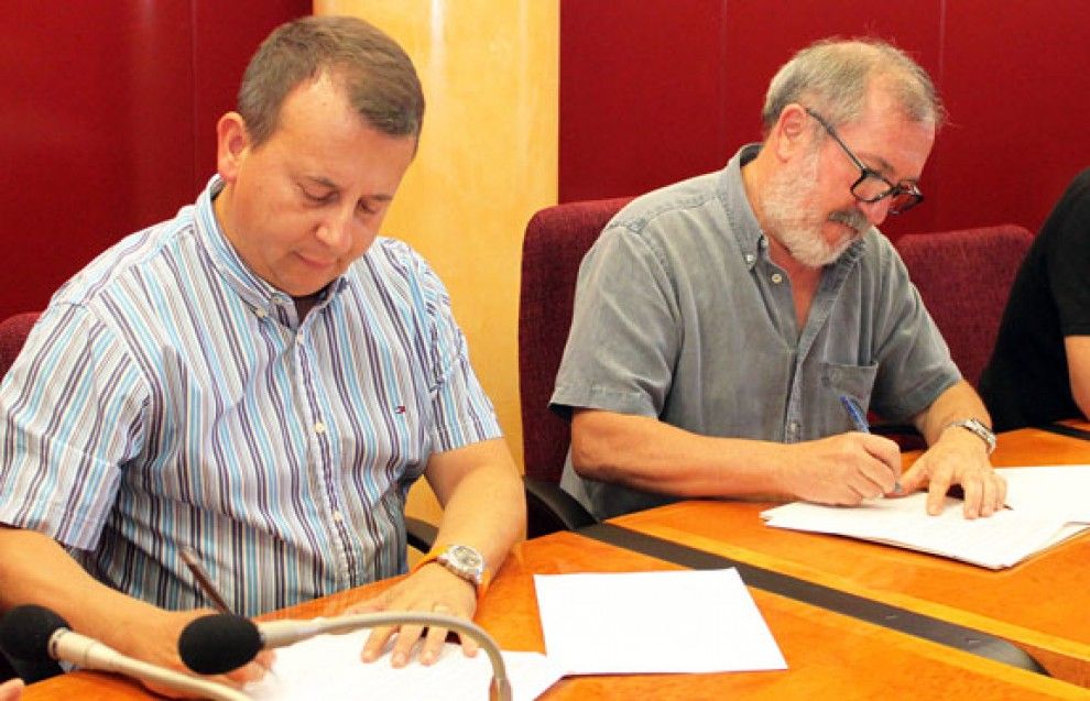 Josep Codorniu i Francesc Gas, d'esquerra a dreta, signant l'acord de Roquetes.