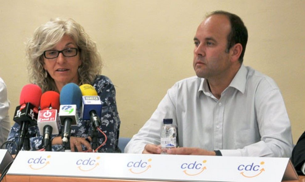 Carles Luz, amb la presidenta de la Federació de CiU a l'Ebre, Imma Juan.