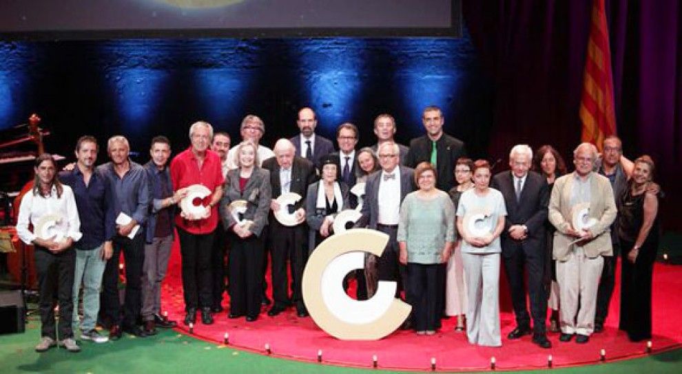La imatge de tots els premiats, en la gala que es va celebrar anit.