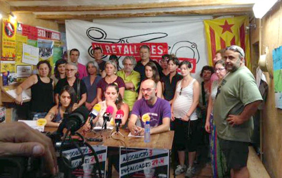 Membres de la CUP Ebre esta tarda en la roda de premsa a Tortosa sobre el cas.