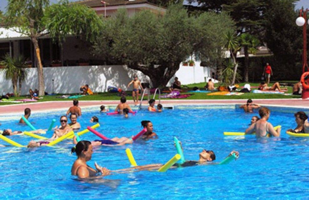 La piscina municipal de Móra d’Ebre lluirà nova imatge, ambientada en el riu Ebre.