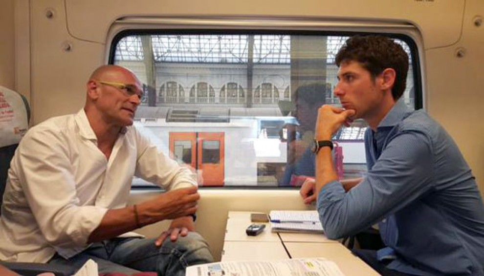 Romeva, al tren en direcció a Tortosa, on participa demà en l'acte de la campanya 'Fes-te candidat pel Sí'.