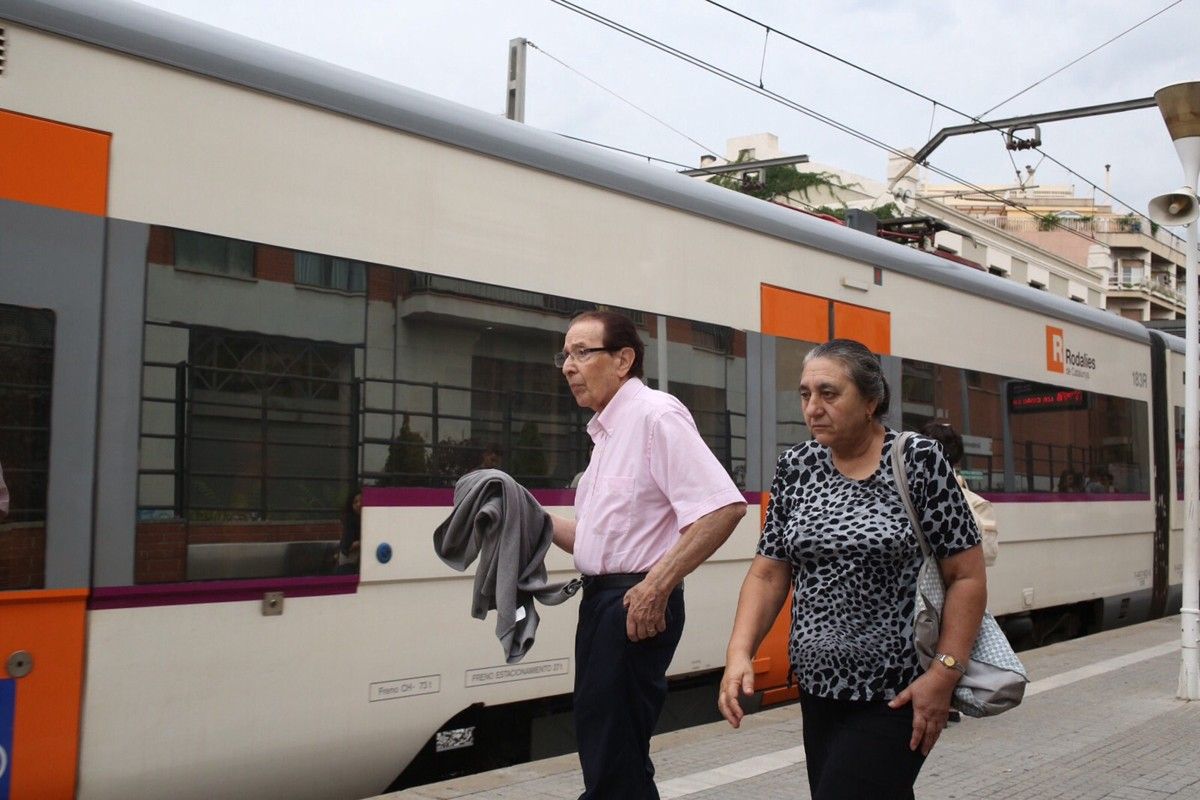 Passatgers afectats per la vaga, a l'estació de Cerdanyola del Vallès.