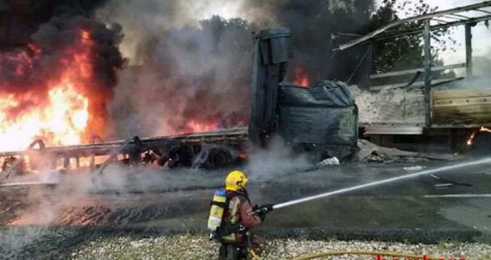 Imatge de l'incendi dels camions que s'ha produït a l'accident d'esta tarda al Perelló.