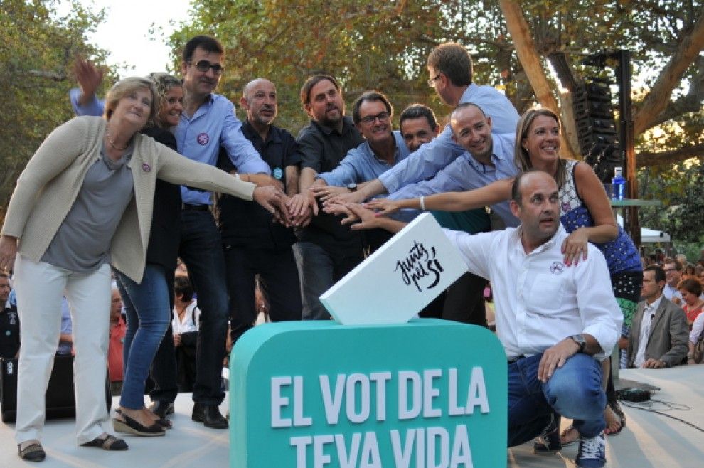 Tal com és habitual esta campanya, els candidats han fet pinya amb les mans en acabar l'acte electoral a Tortosa.