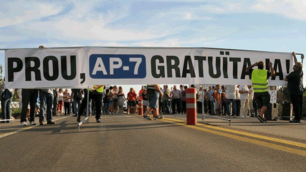 La gratuïtat immediata de l'autopista AP-7 és la mesura que reclamen amb urgència els veïns.
