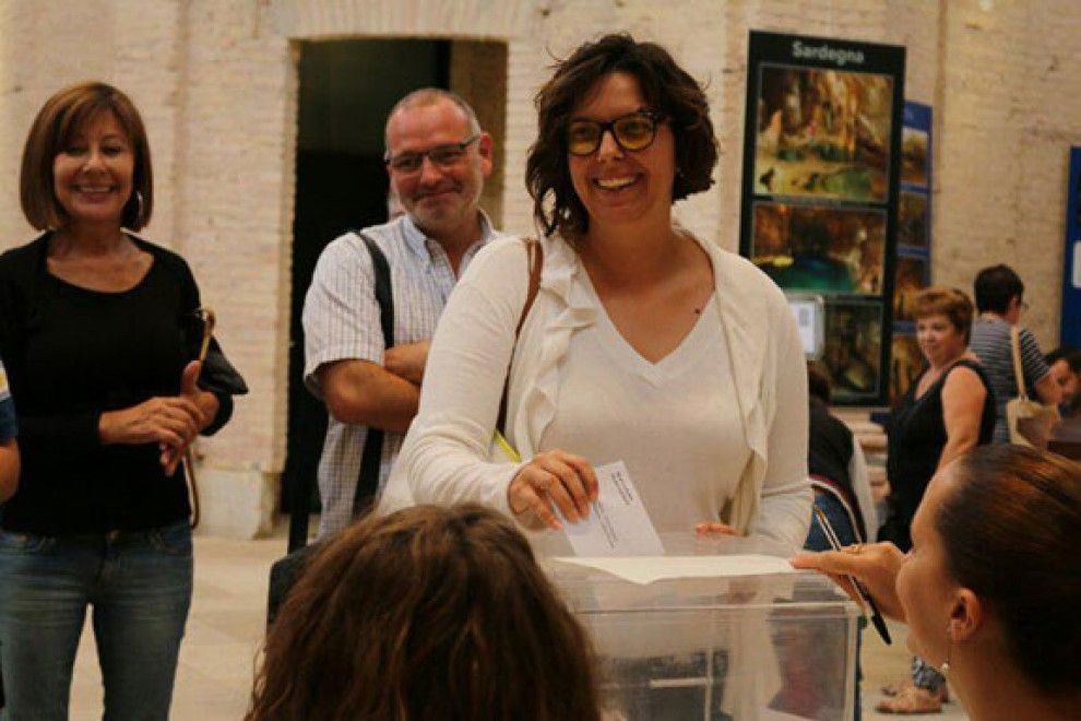 La socialista Bibiana Porres, votant a l'Església Nova de la Ràpita.
