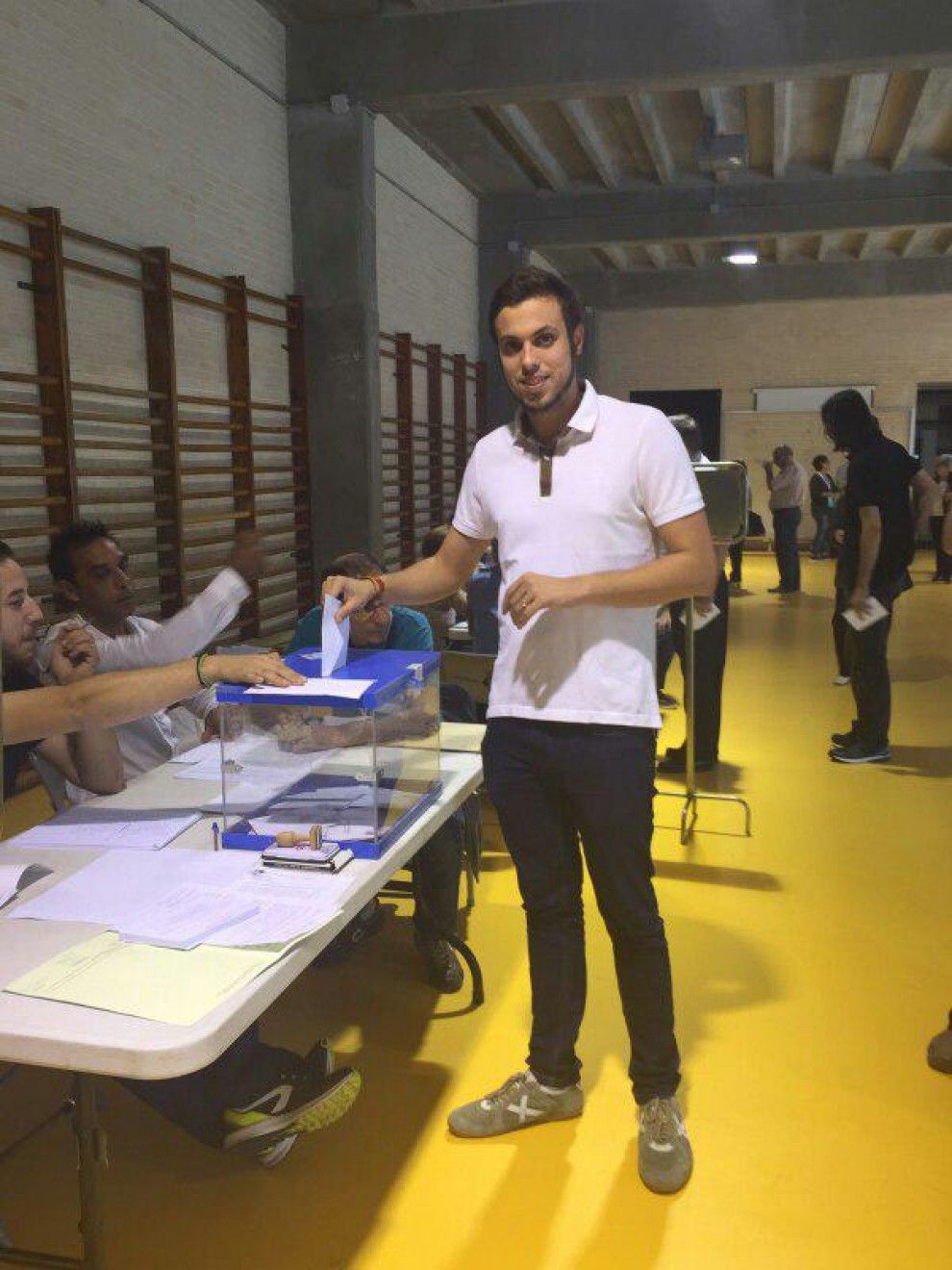 El candidat del PP, Jaume Solé, ha votat a l'Institut Joaquim Bau de Tortosa.