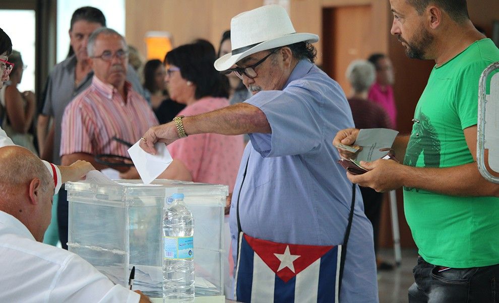 Un senyor dipositant el seu vot a La Ràpita.
