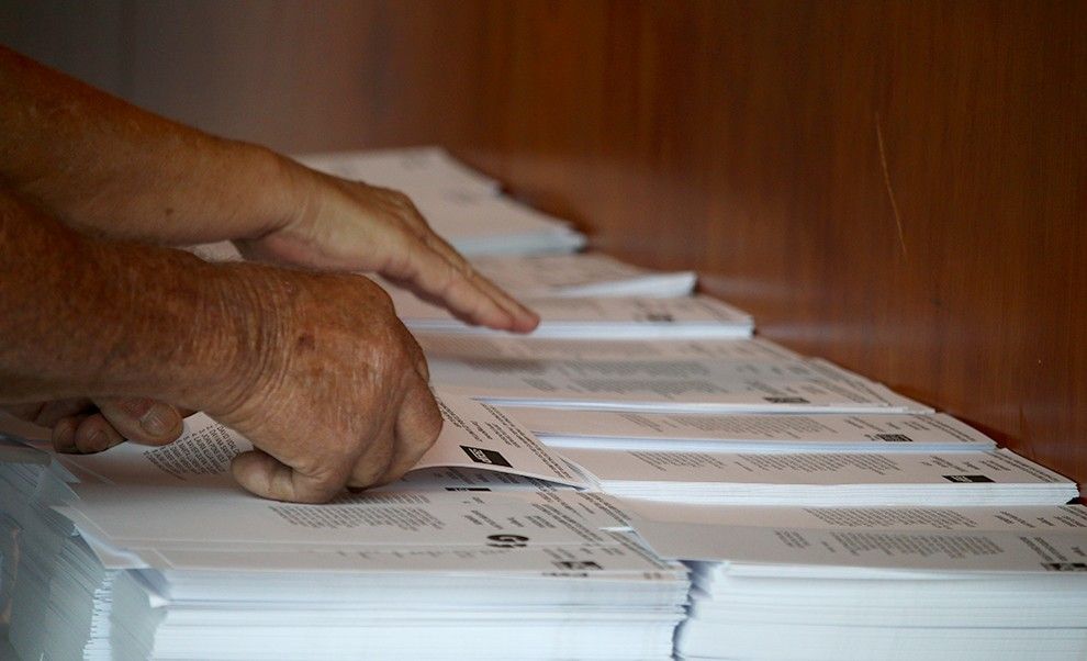 Electors recollint les papeletes per exercir el seu dret a vot.