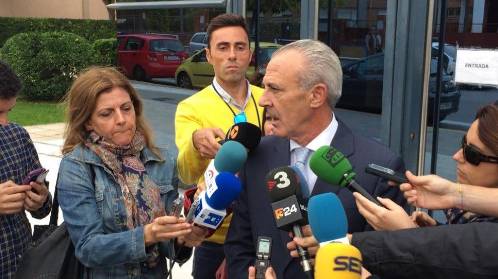 Jose Luis Cuesta, fiscal en cap de Castelló fent declaracions a la sortida dels jutjats davant un nodrit grup de mitjans.