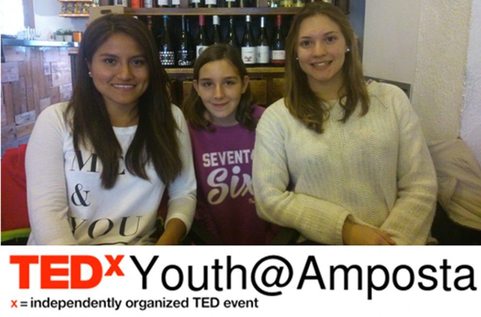 Sarah i Ashley, membres de l’equip organitzador de la TEDxYouth@Amposta, i Júlia (al centre), una de les voluntàries.