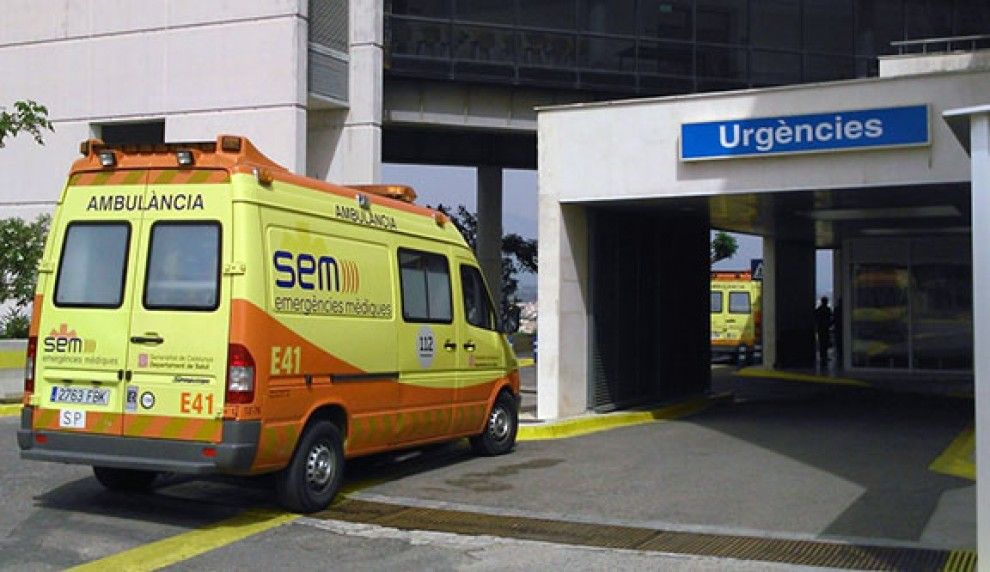 Ambulàncies a l'entrada del servei d'Urgències de l'Hospital Verge de la Cinta.