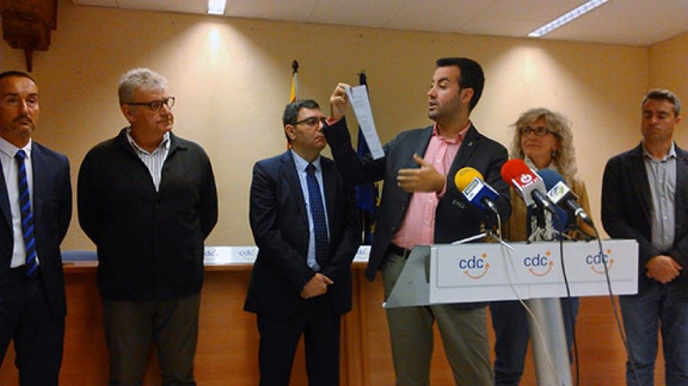 Lluís Soler mostra el document que recull l'acord que van signar el 2014 CDC i el PSC.