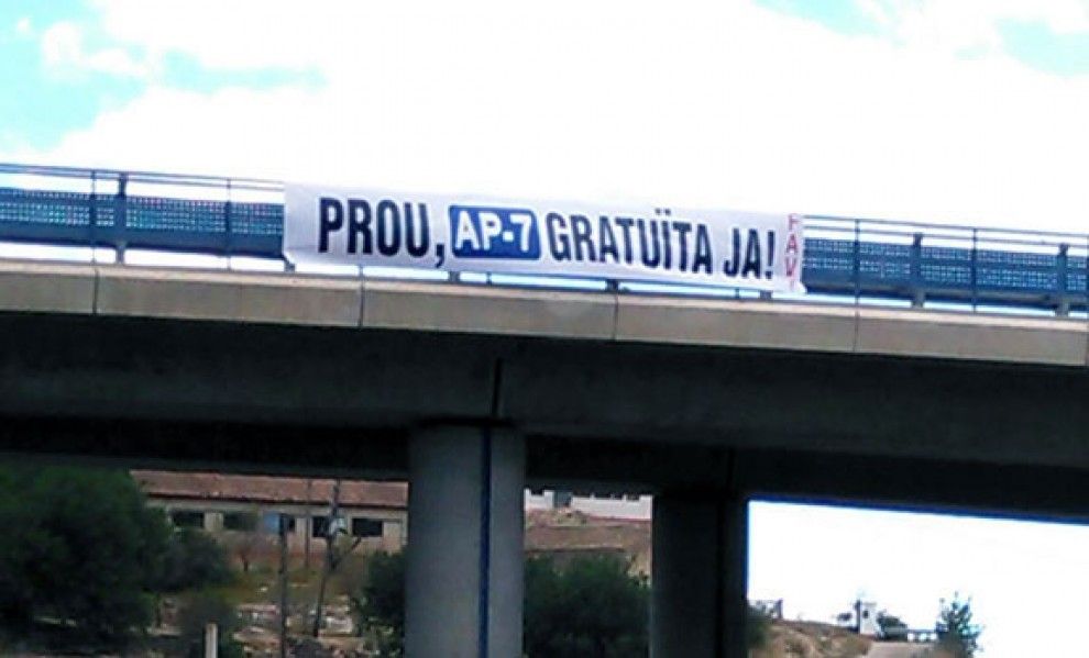 La pancarta penjada a l'autovia Tortosa-L'Aldea per reclamar la gratuïtat de l'autopista.