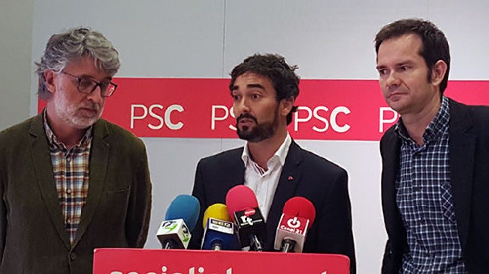 El diputat Carles Castillo, amb Roig i De la Vega a la roda de premsa a Tortosa.