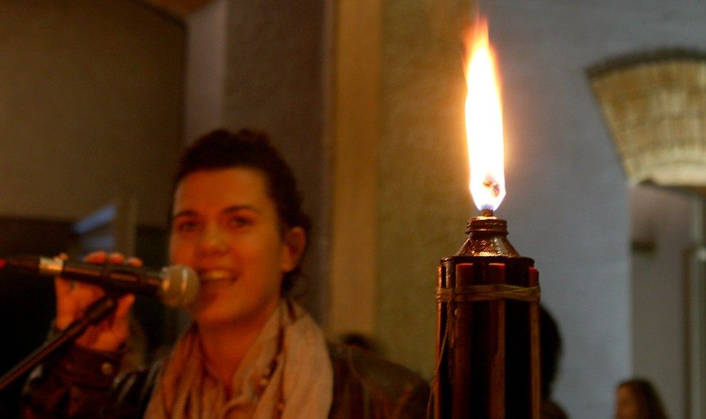 La periodista Anna Zaera, una de les impulsores de la instal·lació, en una imatge de la inauguració.