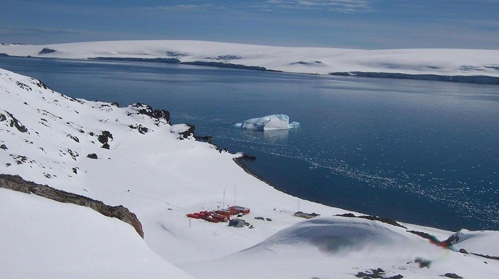 Vista de la Base Jaun Carlos I a l'Illa de Livingston,  a l'Antàrtida.