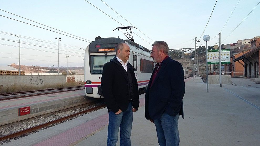 Els caps de llista d'ERC per la demarcació de Tarragona, Miquel Aubà i Jordi Salvador a l'estació de tren de Flix.