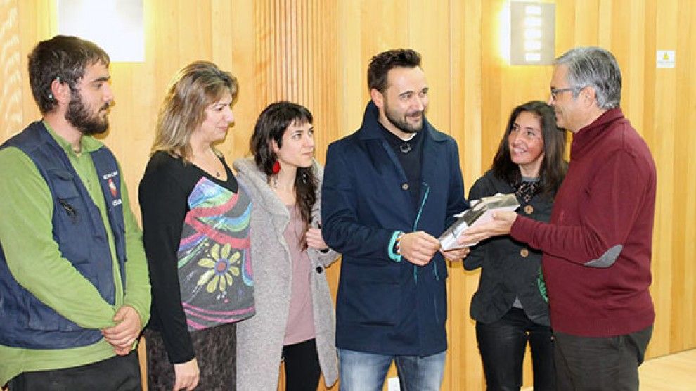 Membres de l'Akadèmia Tortosa recullen el premi de la mà del president del consell.