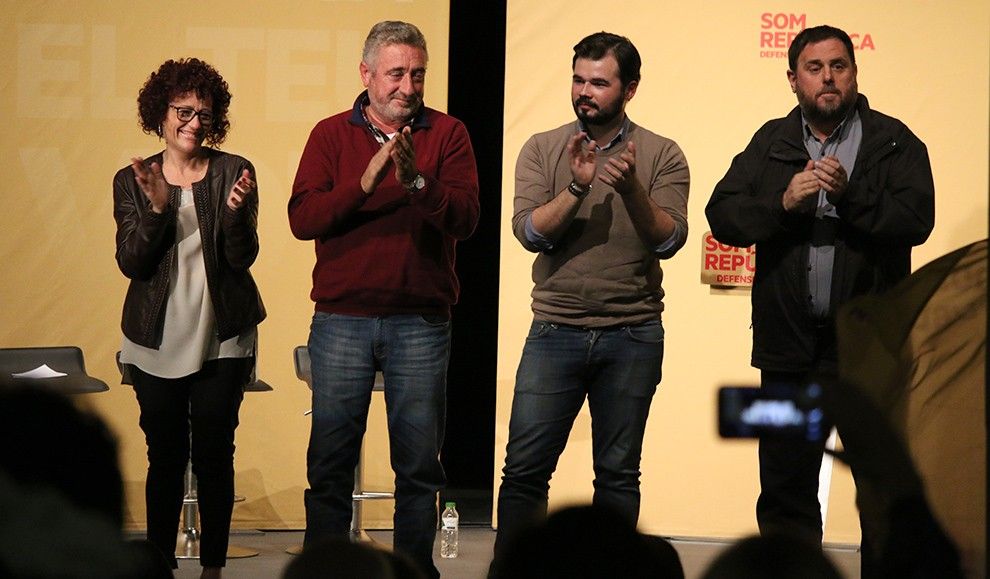 D'esquerra a dreta, Carme Navarro, Miquel Aubà, Gabriel Rufián i Oriol Junqueras, al final del míting.