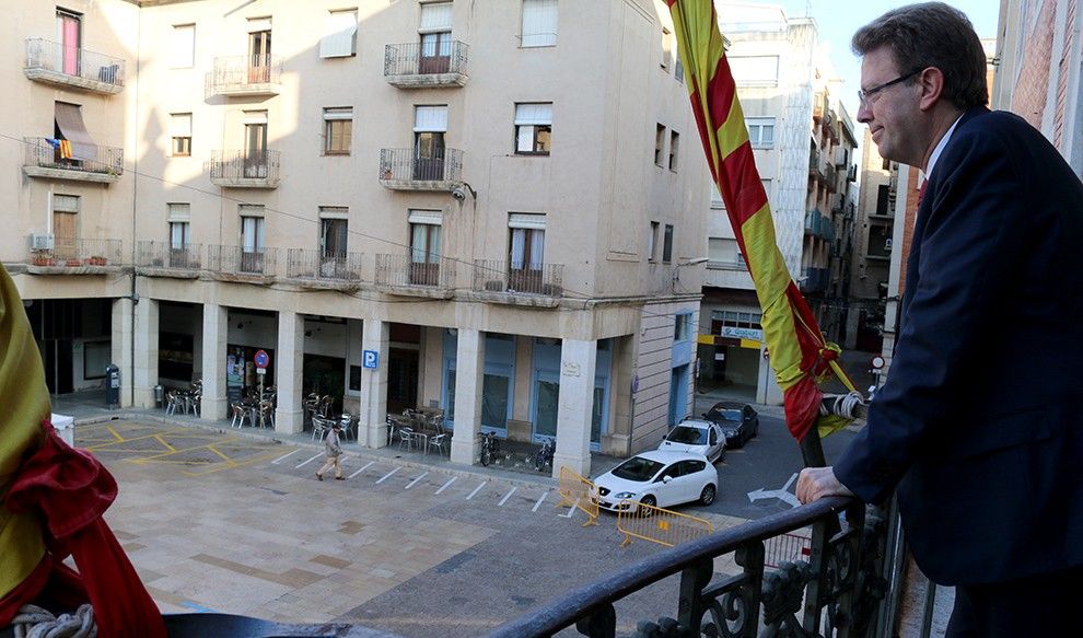 Ferran Bel des del balcó de l'Ajuntament, observant la plaça.