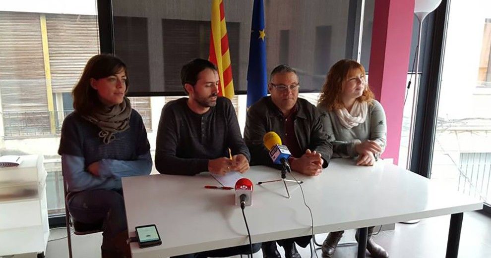 El portaveu de Movem Tortosa, amb els diferents representacions de la formació als pobles.