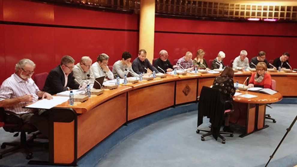 Sessió plenària d'aprovació del pressupost, a l'Ajuntament de Roquetes.
