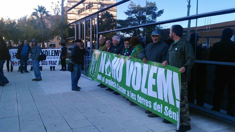 Membres de la Plataforma en Defensa de les Terres del Sénia a les portes dels jutjats de Vinaròs.