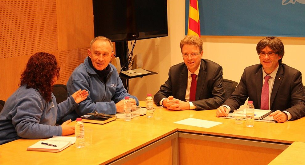 El president Carles Puigdemont i l'alcalde de Tortosa, Ferran Bel, amb membres de la Plataforma en Defensa de l'Ebre a la seu de la Delegació del Govern a l'Ebre.