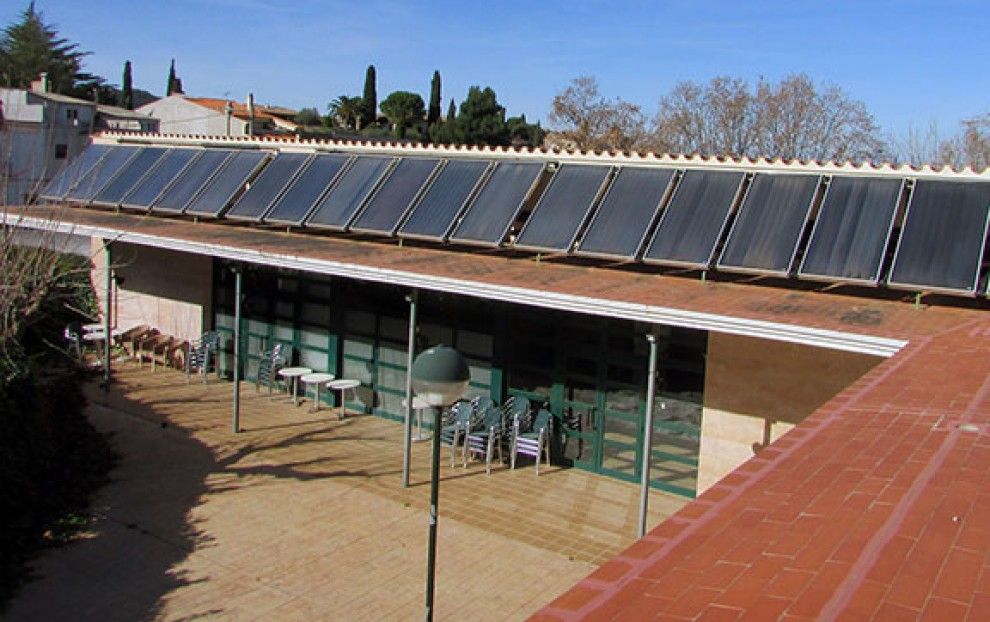 Plaques solars a l'edifici del càmping alberg municipal.