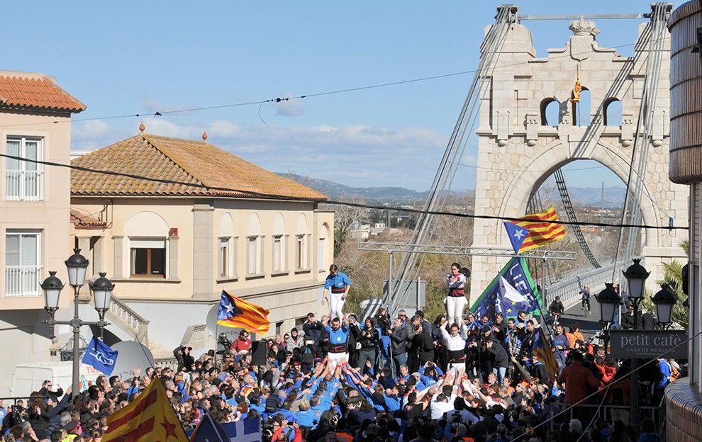 El Pont Penjant ha estat testimoni de la multitudinària manifestació que ha viscut Amposta este migdia.
