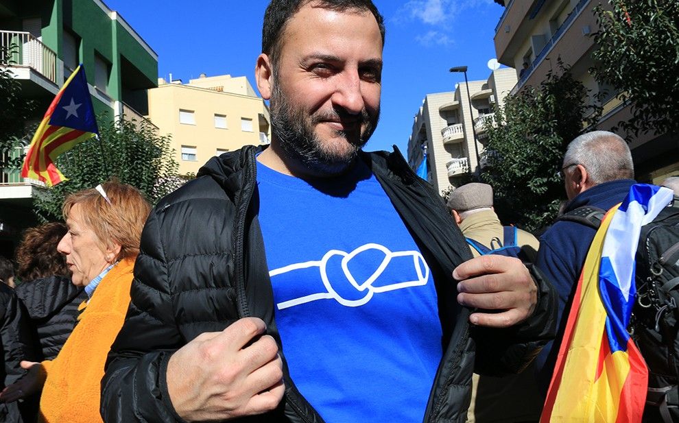 Toni Soler ha lluït la samarreta blava amb el nus a la manifestació d'Amposta. 