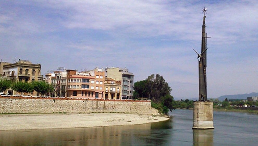 El monument franquista al mig del riu Ebre, al seu pas per Tortosa.