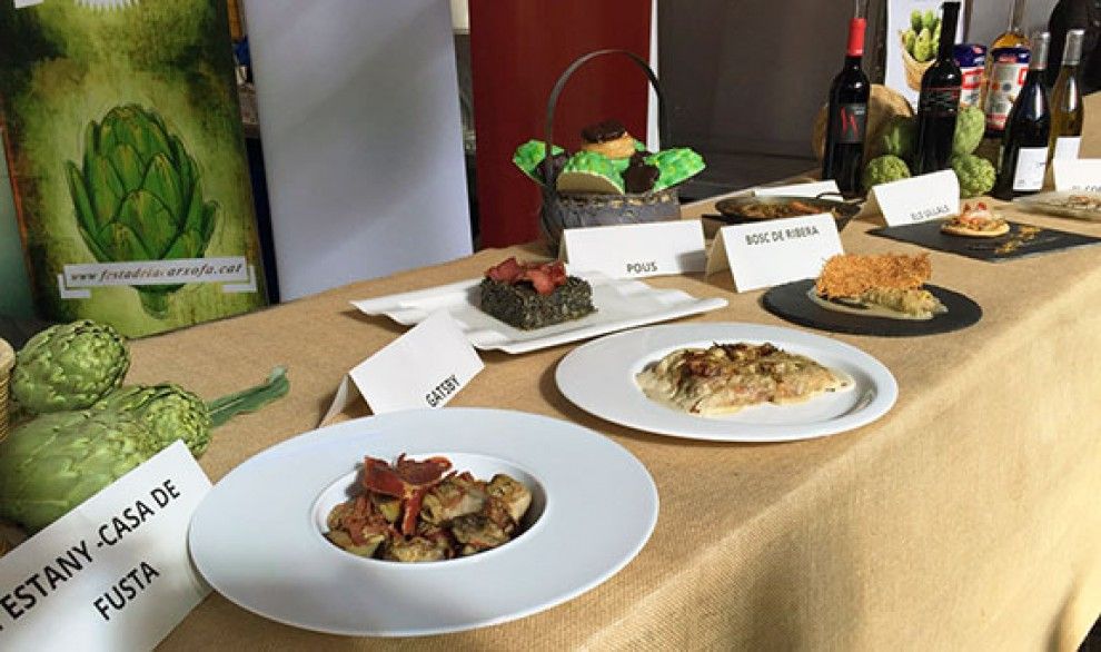Els restauradors han fet una mostra dels plats elaborats amb carxofa per  la presentació al mercat.