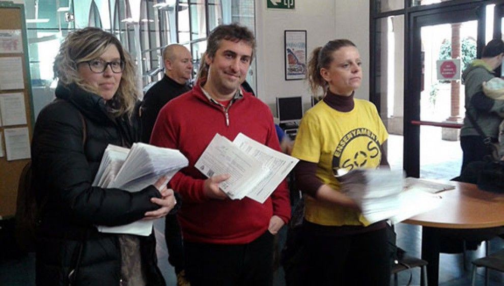 Representants de les AMPES de Deltebre i Amposta, entregant les signatures.