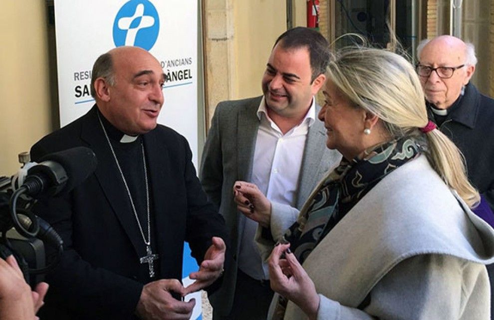 El bisbe de Tortosa, Enrique Benavent, ha presidit l'acte de col·locació de la placa identificativa.