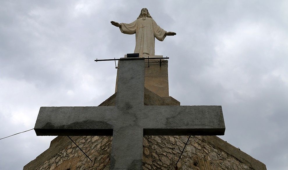 Imatge actual del Crist i la Creu al cim de la Torre de la Guardiola, a la Ràpita.