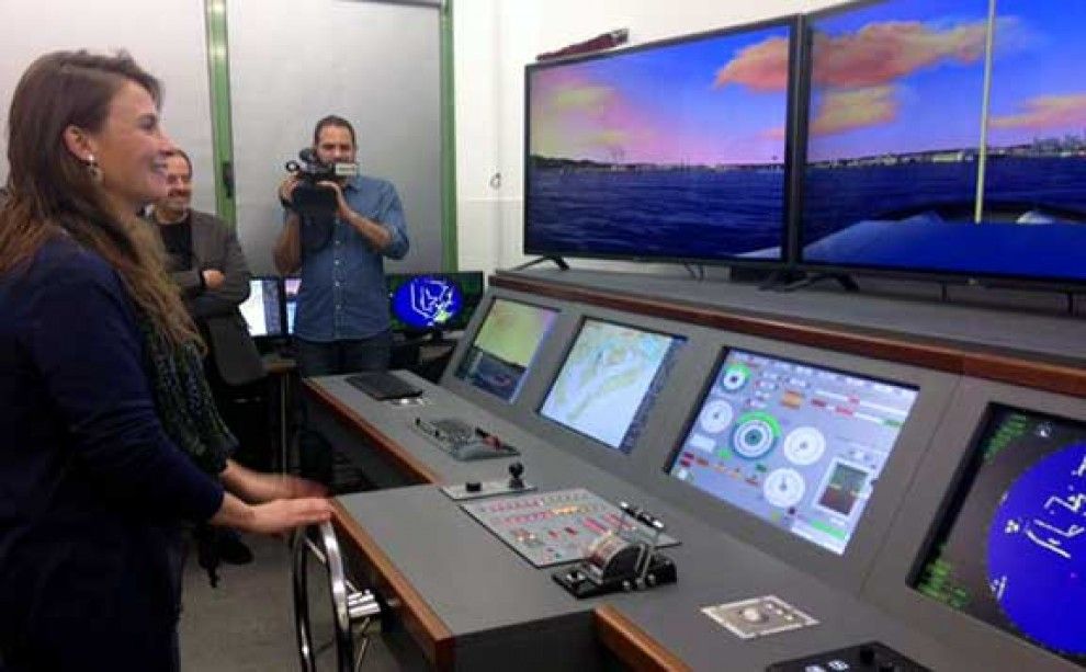 La consellera Serret, provant el nou simulador de navegació a l'Ametlla de Mar.