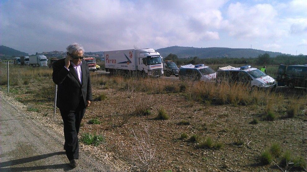 L'alcalde de Freginals, Josep Roncero, prop del lloc on s'ha produït el sinistre.