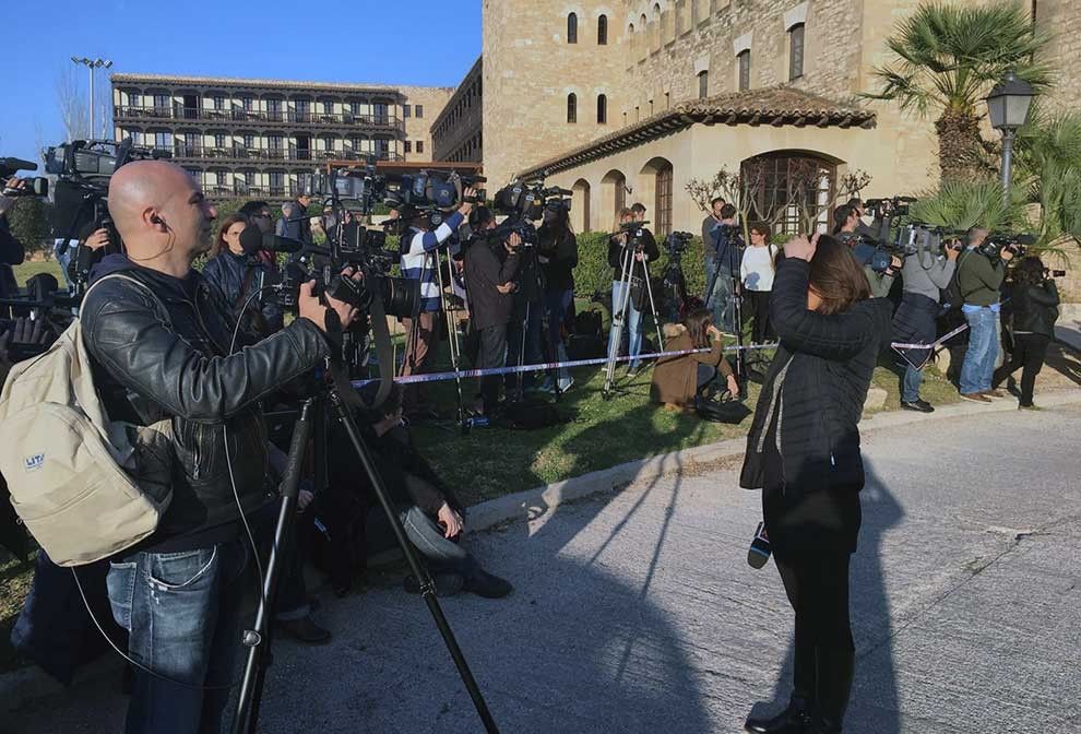 Una munió de periodistes, entre ells nombrosos italians, concentrats en un lateral dels jardins del Parador.