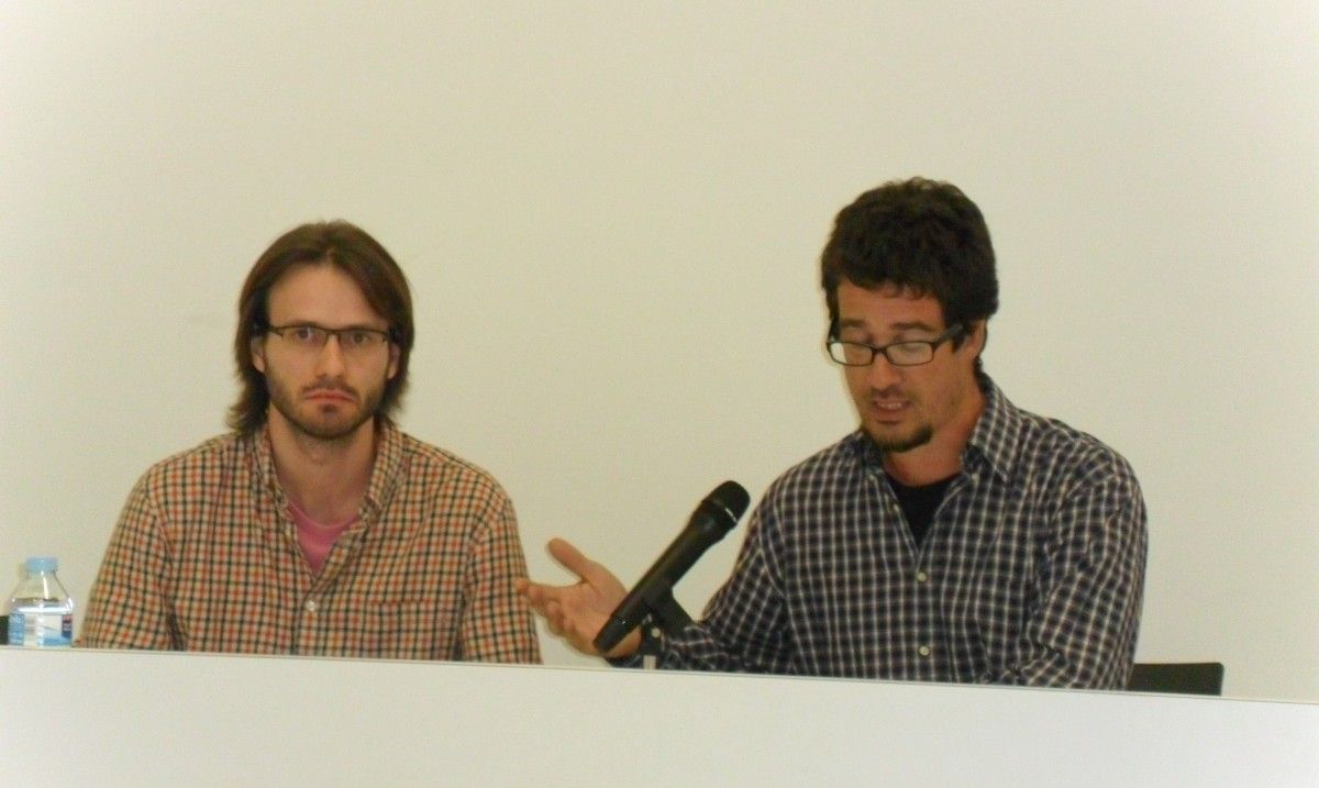 L’historiador, Josep Sancho, amb el director de l’Arxiu Comarcal, Gerard Mercadé, en el transcurs d’una conferència sobre Marcel·lí Domingo al mateix arxiu.