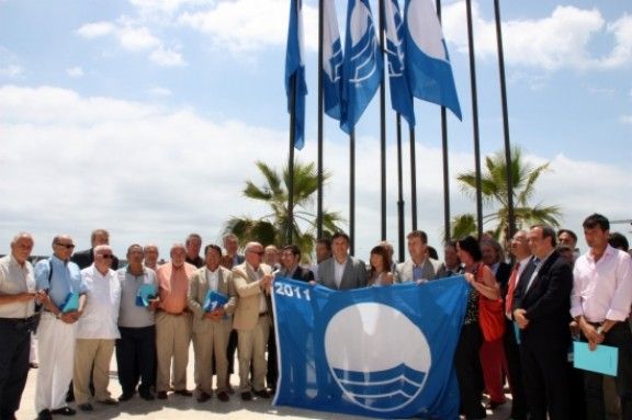 Foto de família del lliurament del distintiu bandera blava.