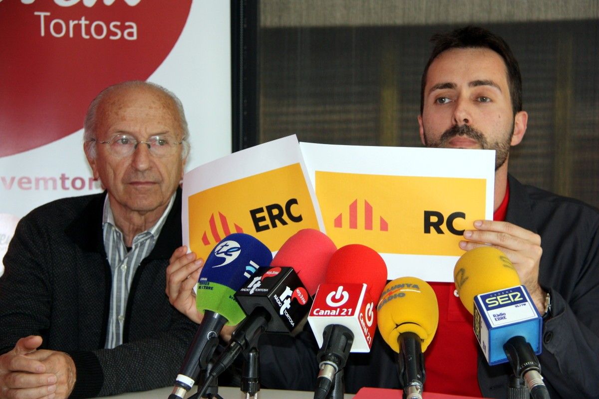 El portaveu de Movem Tortosa, Jordi Jordan, acompanyat pel regidor del mateix partit Francesc Vallespí, acusa a ERC d'haver trait els seus ideals