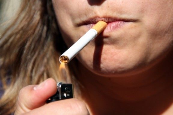 Els fumadors són un dels grups amb risc de patir un càncer oral.