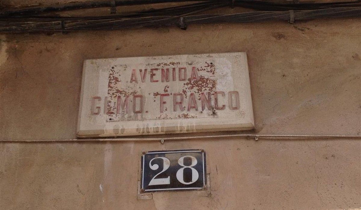 L'Ajuntament d'Amposta ha retirat una de les últimes plaques franquistes del seu nomenclàtor de carrers