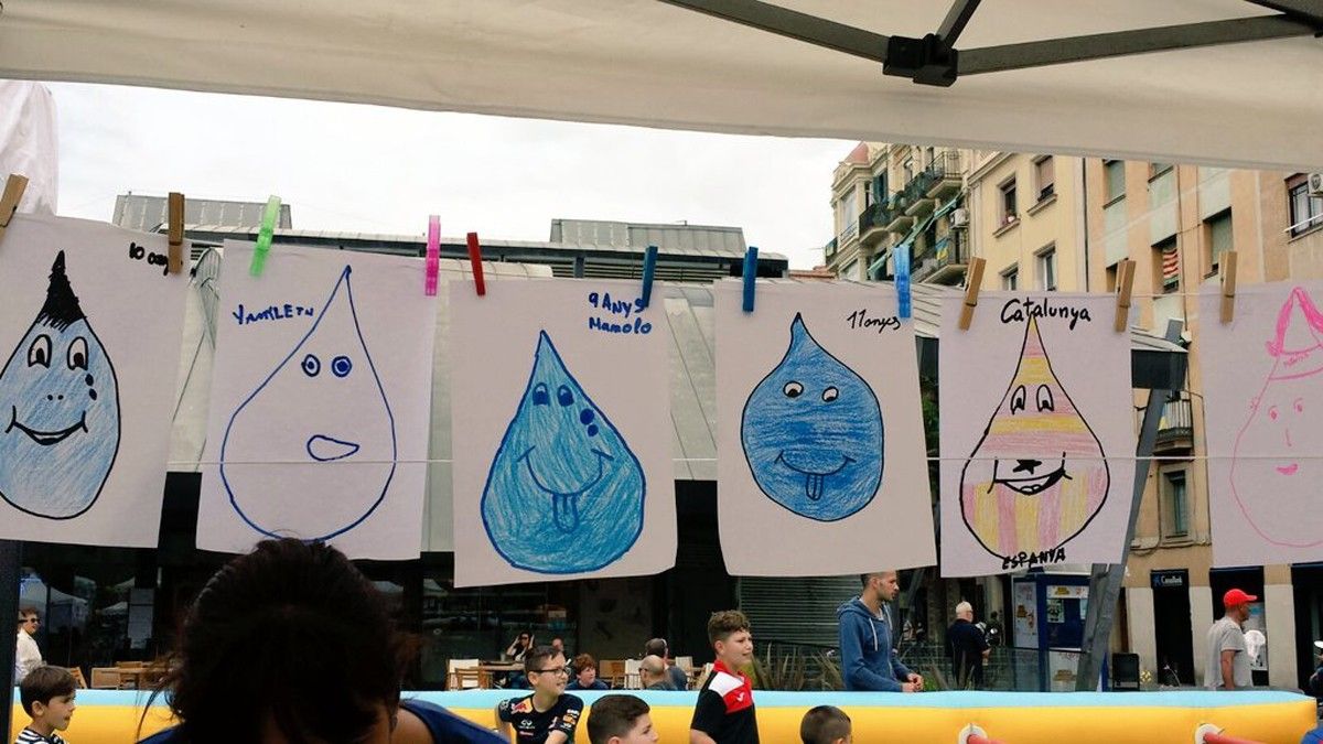 Gotes dibuixades per xiquets durant un acte de l'ANC de la Barceloneta