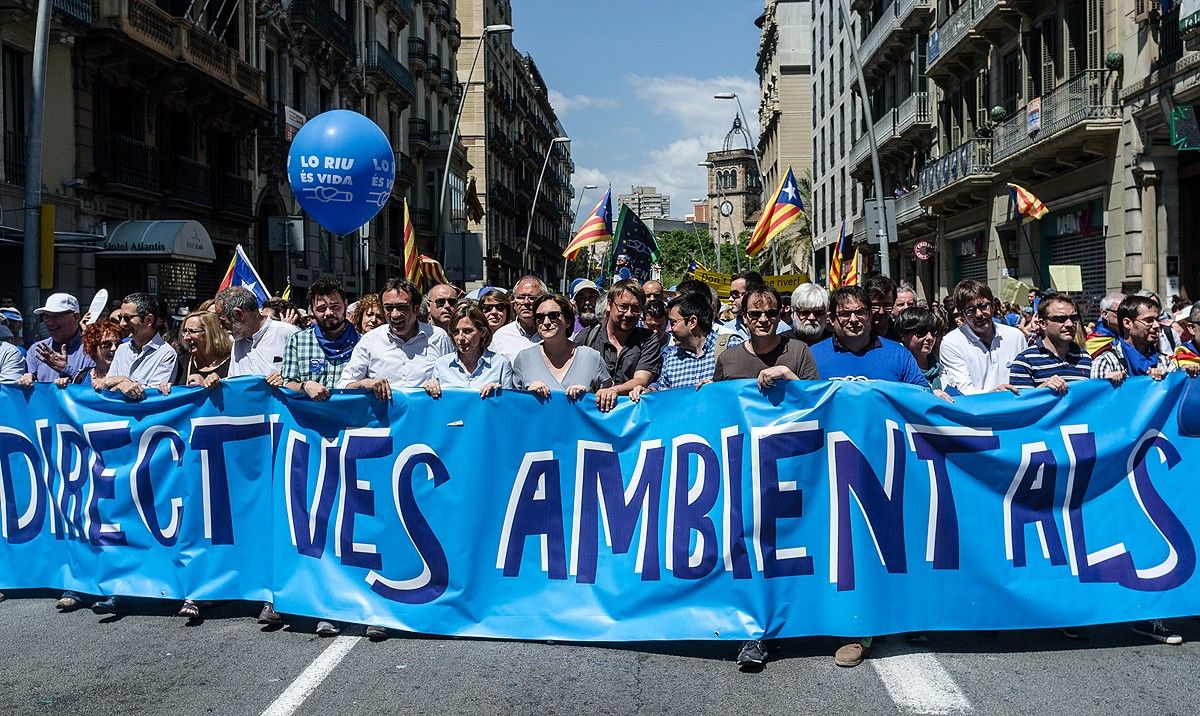 Els representants polítics han sostingut la pancarta amb el lema Respectem les directives ambientals europees.