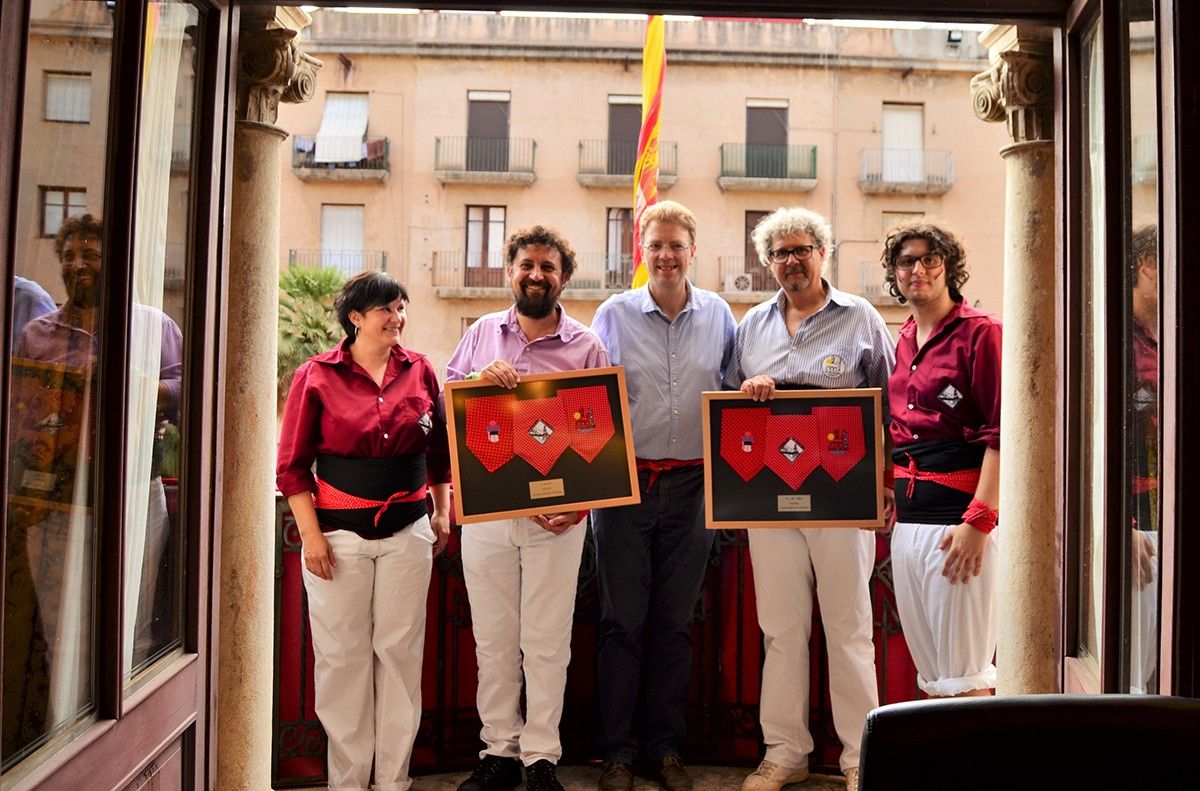 Representants dels Castellers de Tortosa, els Xics Caleros i la Colla Jove dels Xiquets de Tarragona, amb l'alcalde, al balcó de l'Ajuntament.